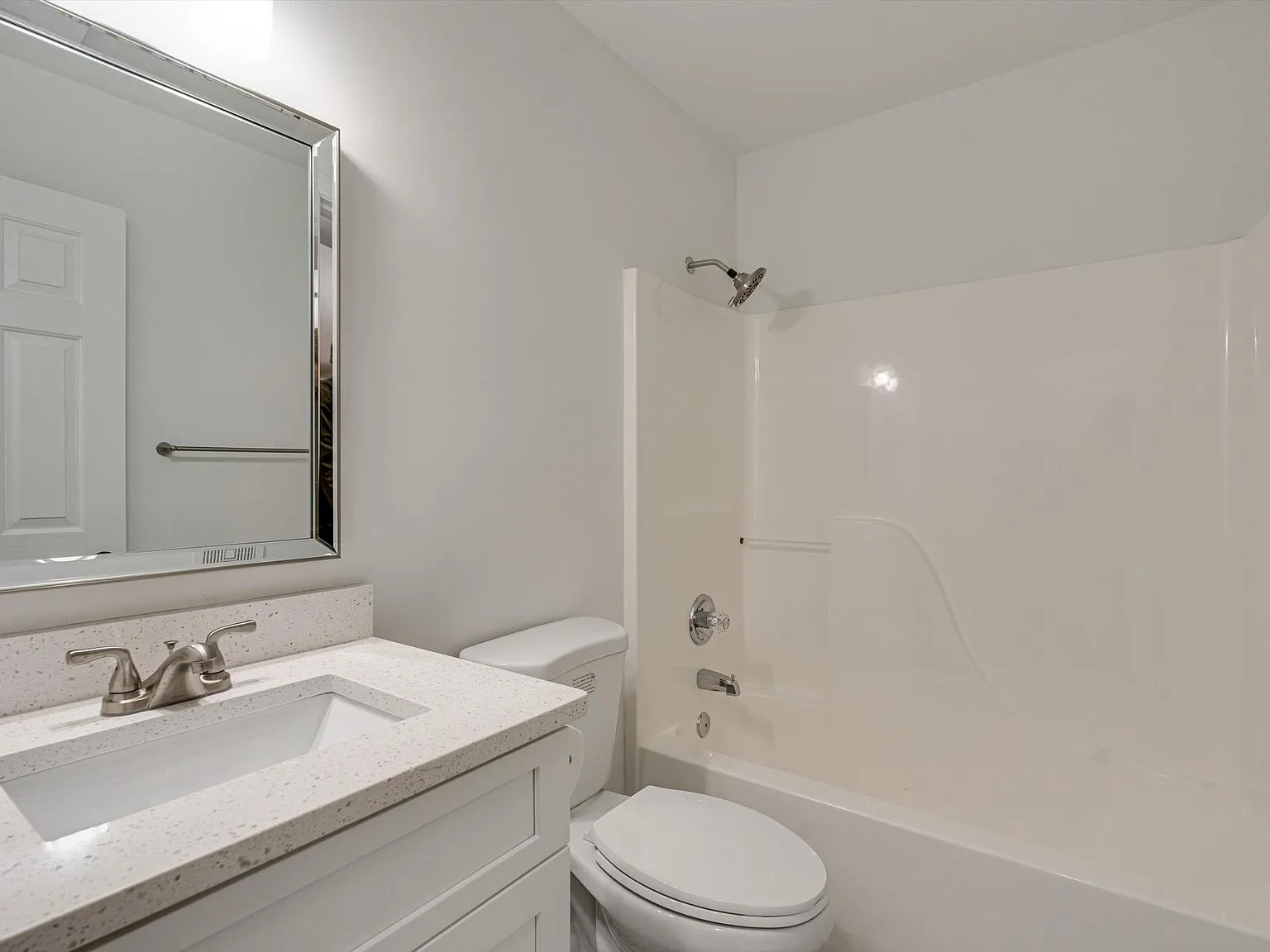 3 bed, 1381 sqft, $2,150 — Photo 4