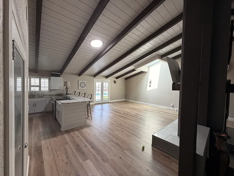 910 E Beck Ln — Photo 26