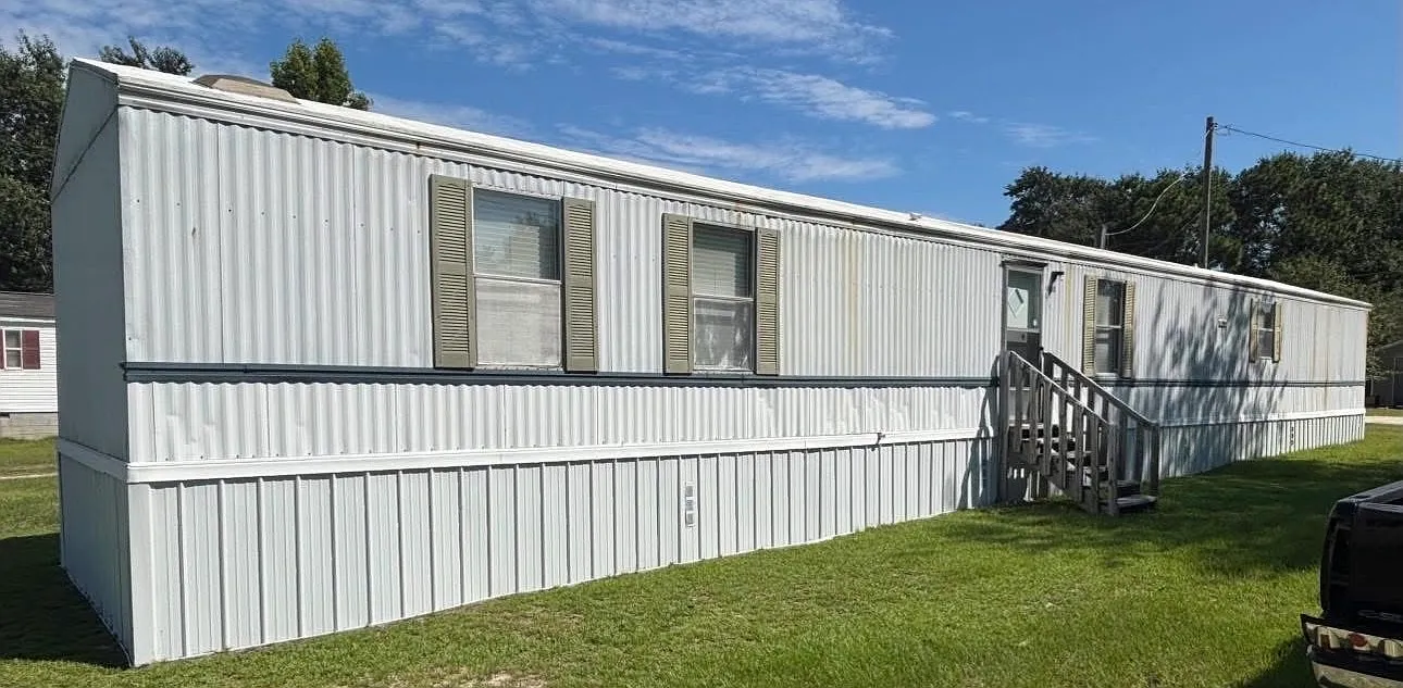 3 bed, 1100 sqft, $1,300 — Photo 1