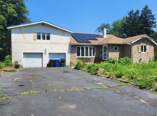 3 Roberta Dr, Middletown, NJ 07748