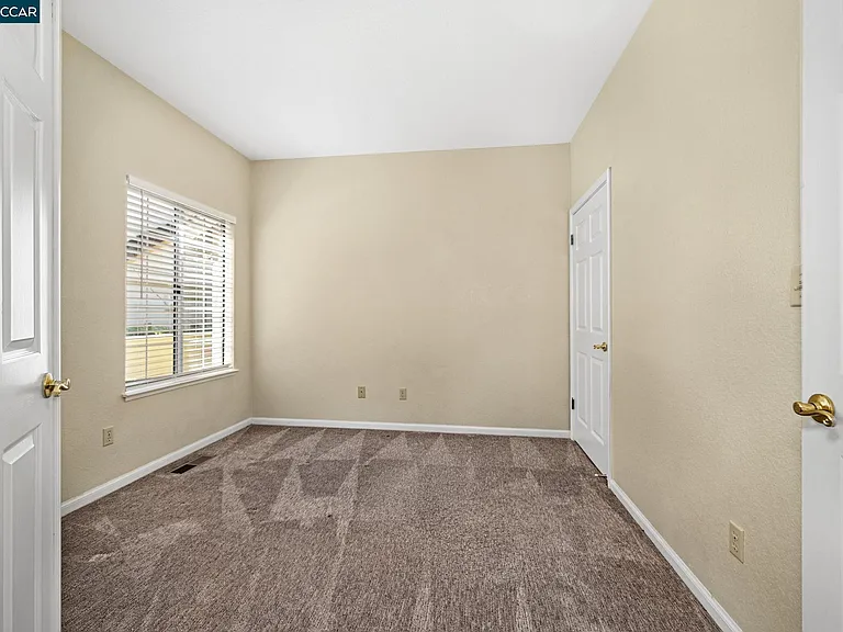 1319 Strawberry Ct — Photo 10