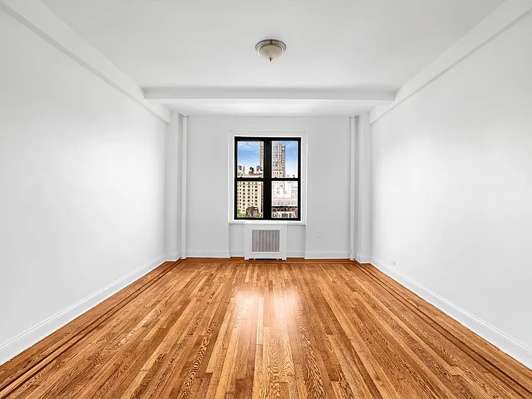 208 W 23rd St #914 — Photo 1