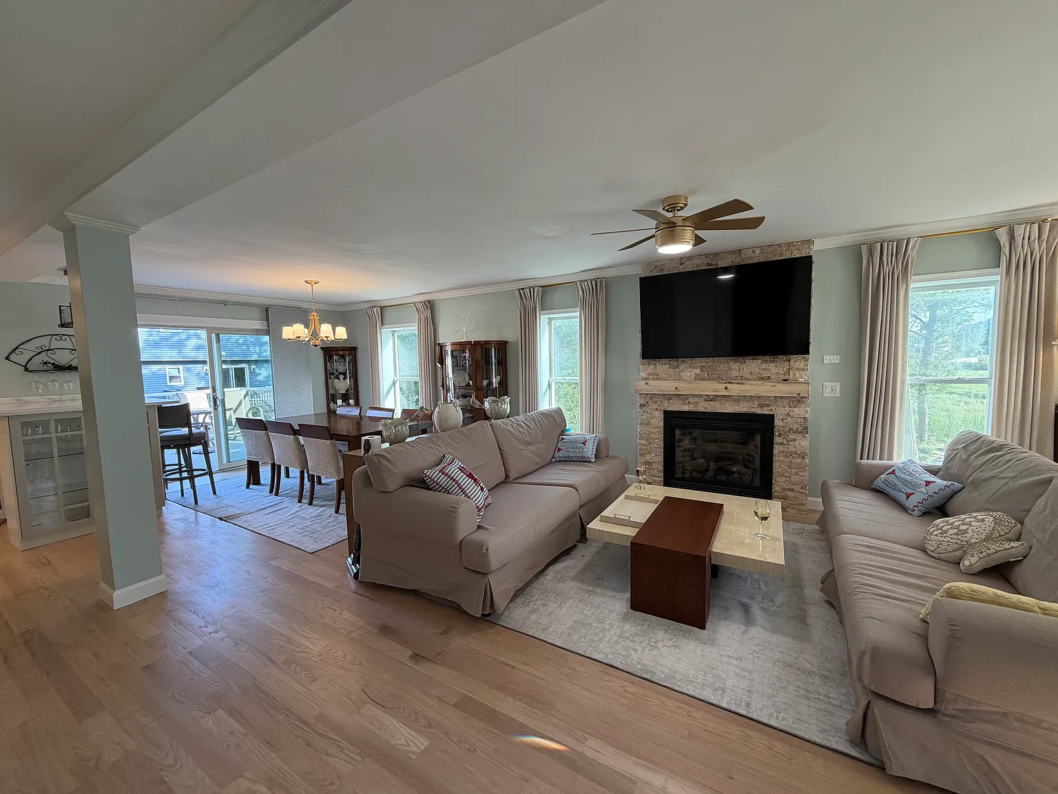 4 bed, 2067 sqft, $4,200 — Photo 2