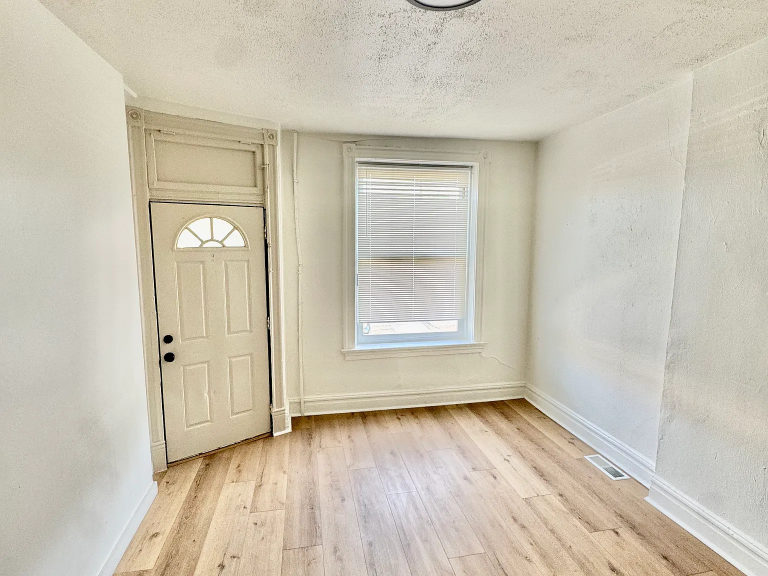 1 bed, 800 sqft, $795 — Photo 2