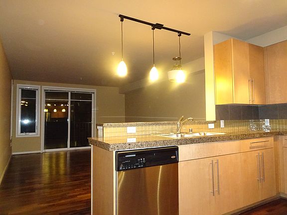5th image of 124 Bellevue Ave E Unit 404