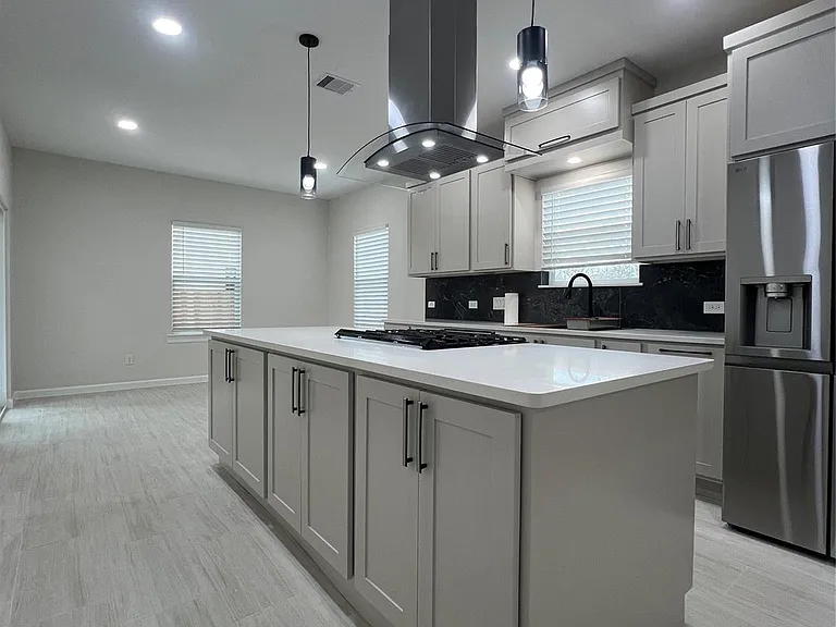 817 Center St — Photo 11