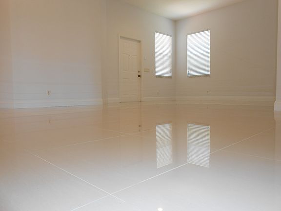 5th image of 561 Live Oak Lane