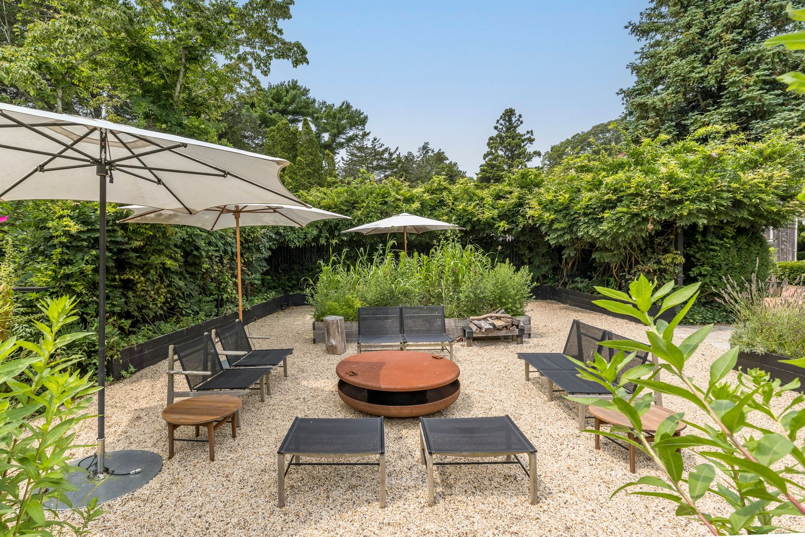 Fire Pit Sitting Area