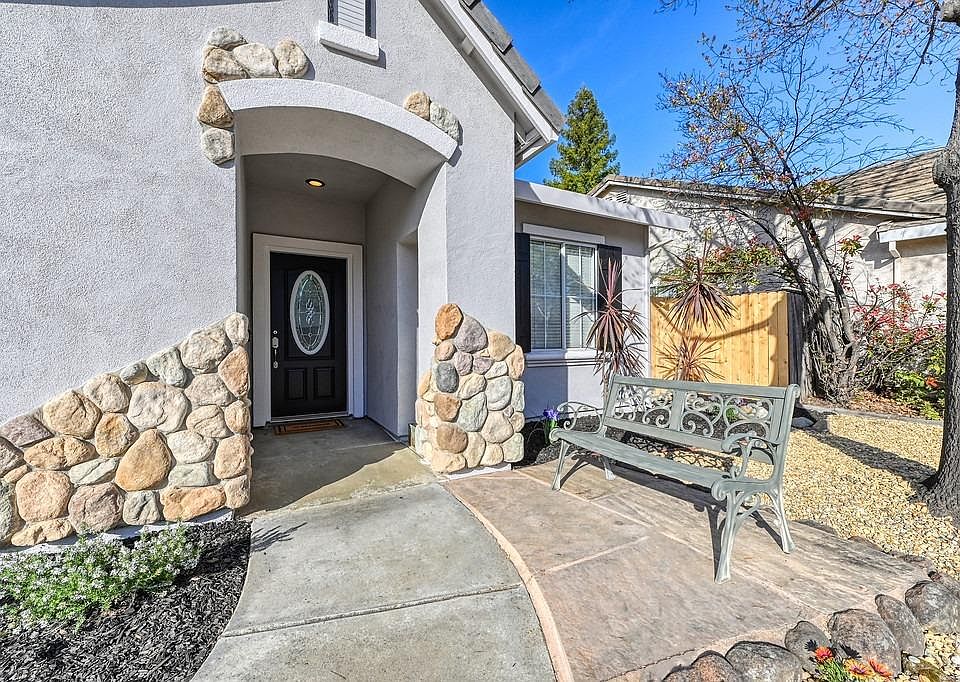 2nd image of 217 Summergrove Cir