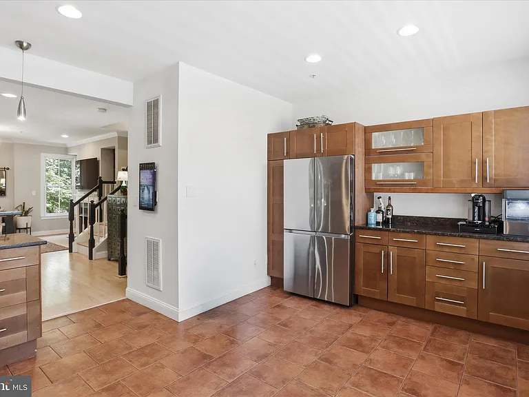 301 S Henry St — Photo 8