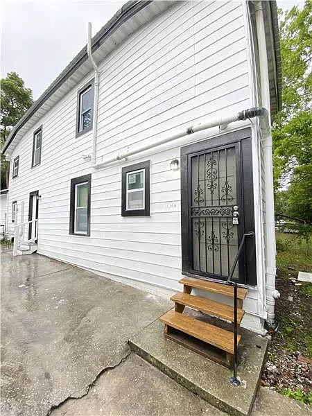1611 1/2 E Henry St #B
