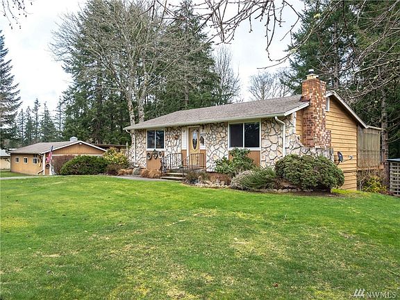 One story home with fully finished daylight basement. 
