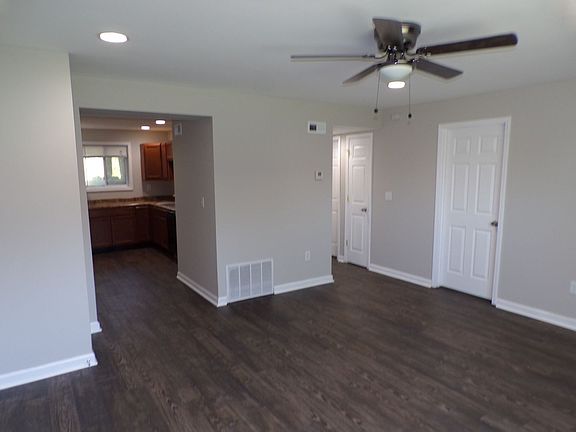 4th image of 10 Edwardsville Prof Park #1514-2