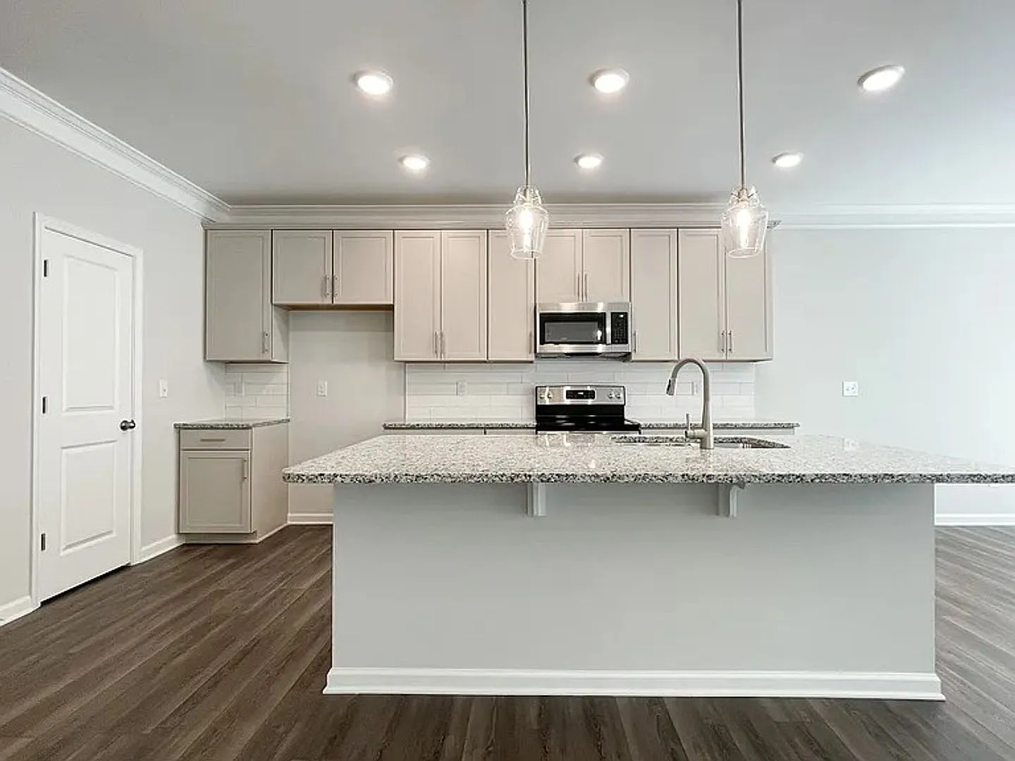 Beautiful 3-Bedroom Home with Loft & Garage — Photo 4
