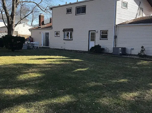 7 Gloucester Dr, Wheatley Heights, NY 11798