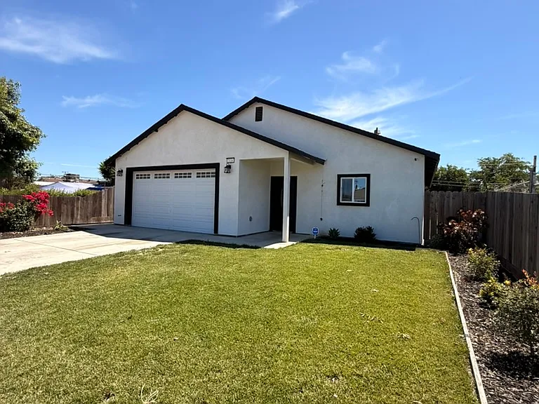 2114 Beachwood Dr — Photo 2