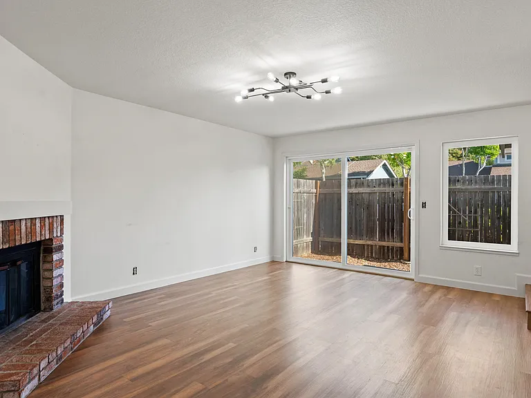 448 Lilac Ct — Photo 10