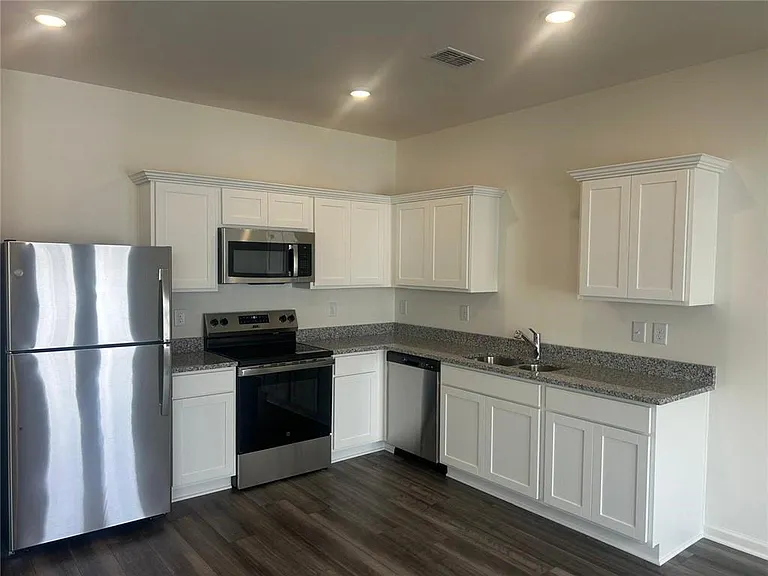 2095 Emerson Dr — Photo 2