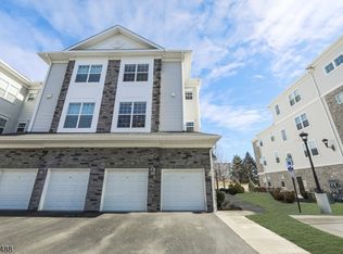 17 Veterans Way, Morris Plains Boro, NJ 07950