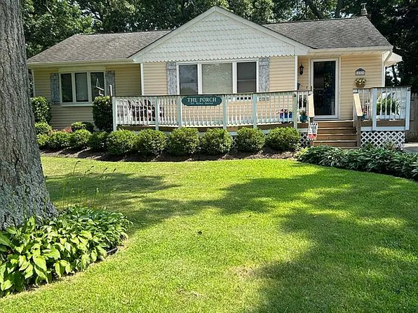 222 6th Ave, Saint James, NY 11780