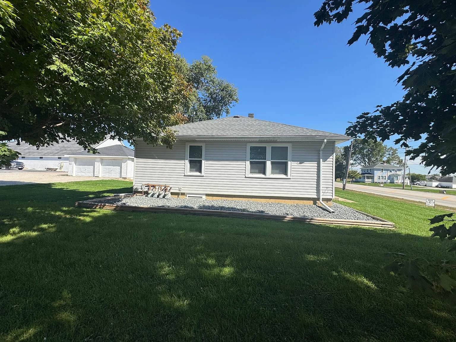 2 bed, 1000 sqft, $2,400 — Photo 3