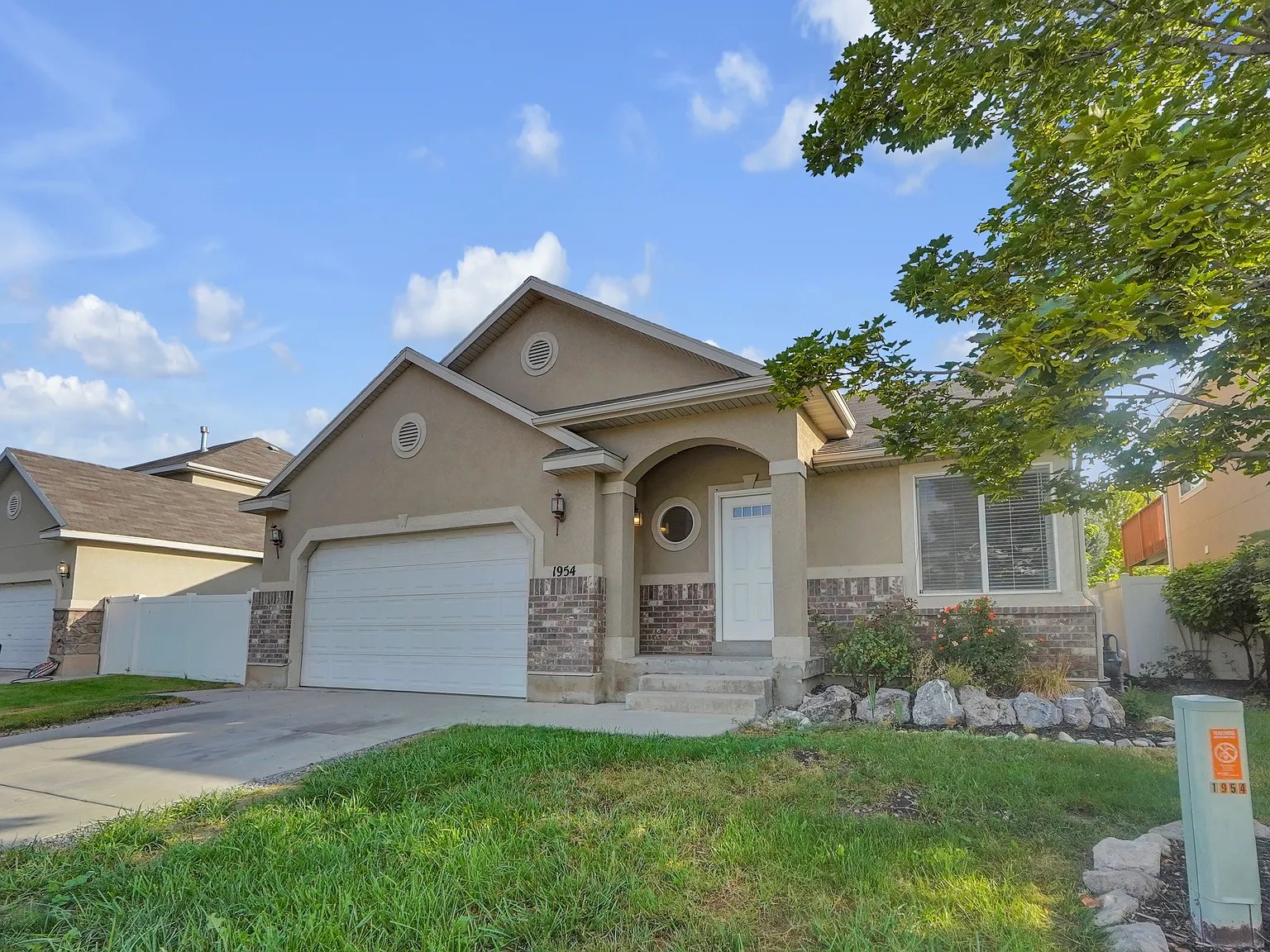 6 bed, 2496 sqft, $2,700 — Photo 2