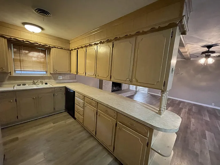 611 E University Dr — Photo 6