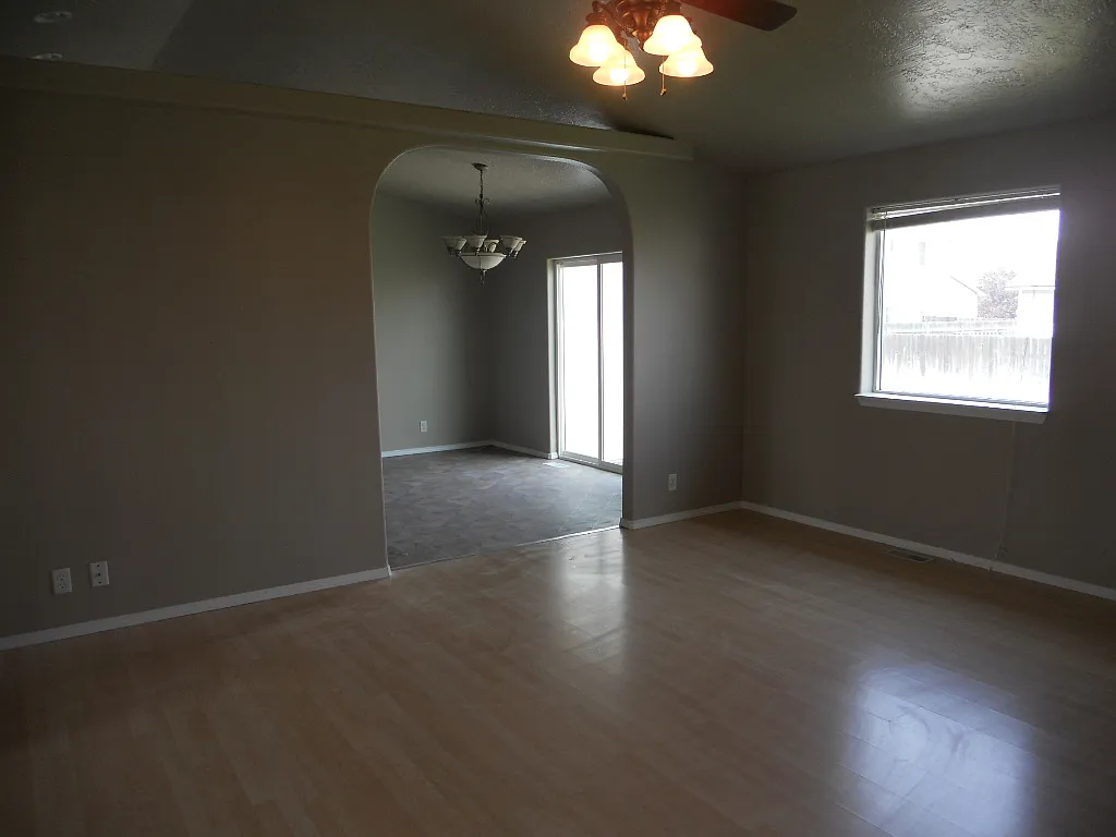 3 bed, 1718 sqft, $2,100 — Photo 3