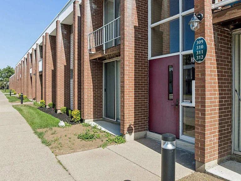 Amherst Manor Apartments — Photo 13
