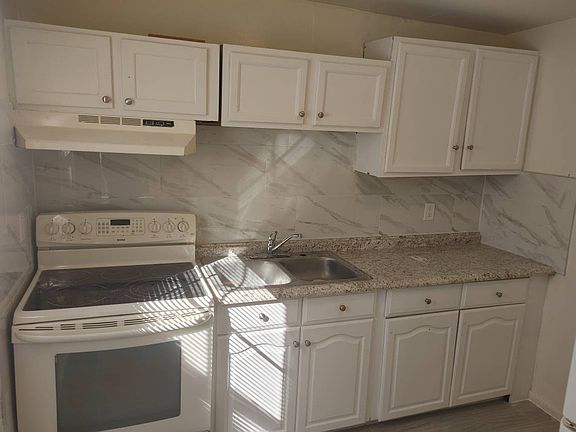 2nd image of 1118 Victory Blvd