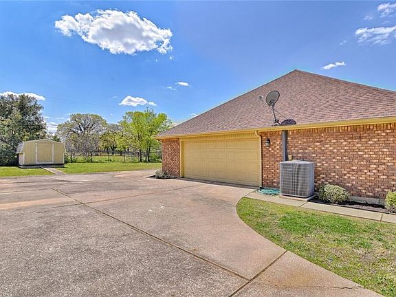 3rd image of 812 Shady Creek Dr