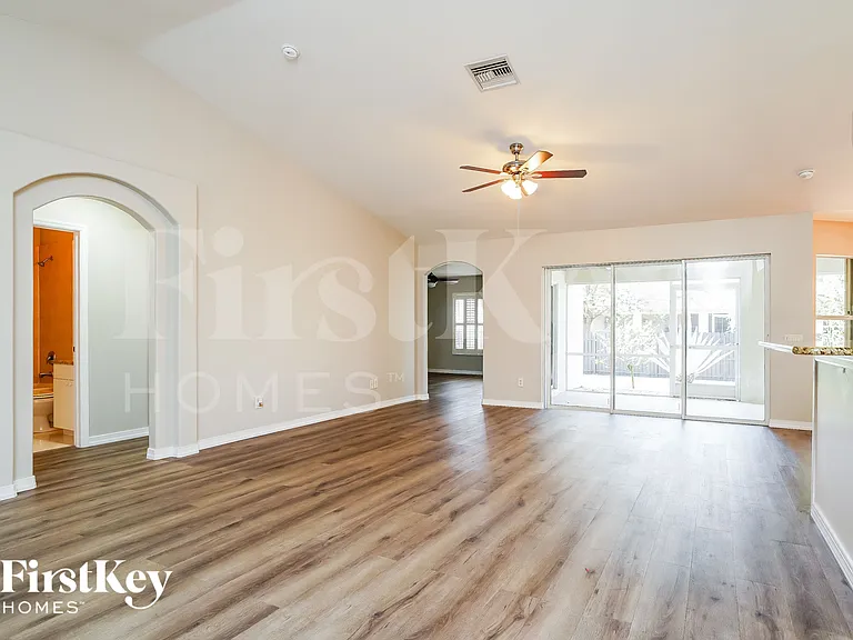4028 NE 10th Pl — Photo 2