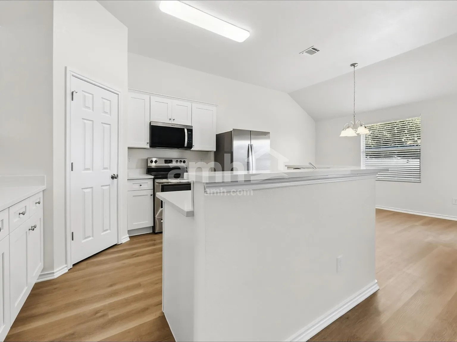 3 bed, 2.0 bath, 1608 sqft, $2,225 — Photo 3