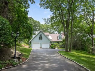16 Pleasant View Pl, Old Greenwich, CT 06870