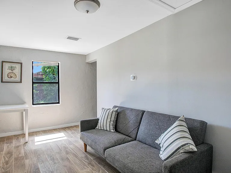 1010 W Grace St — Photo 10