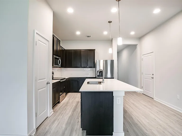 15107 Forum Ave — Photo 7
