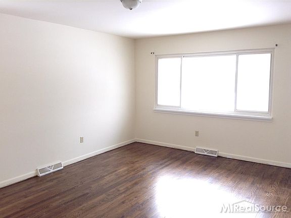 4th image of 127 E Barrett Ave