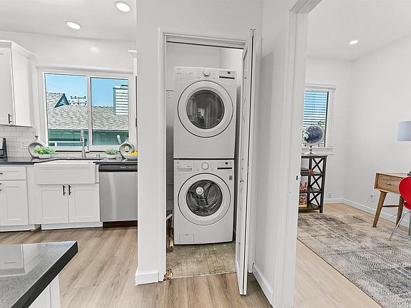5th image of 2832 Summit St APT 1