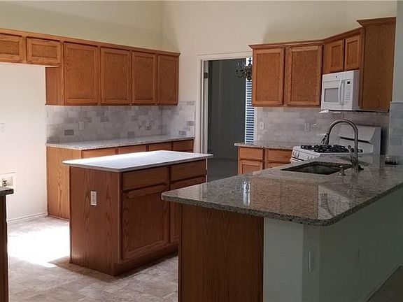4th image of 105 W Oxford Dr