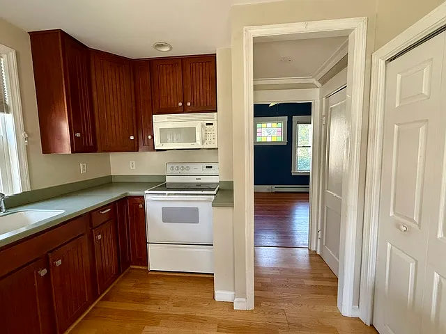 Eat-in Kitchen
~10.5 x 15.5