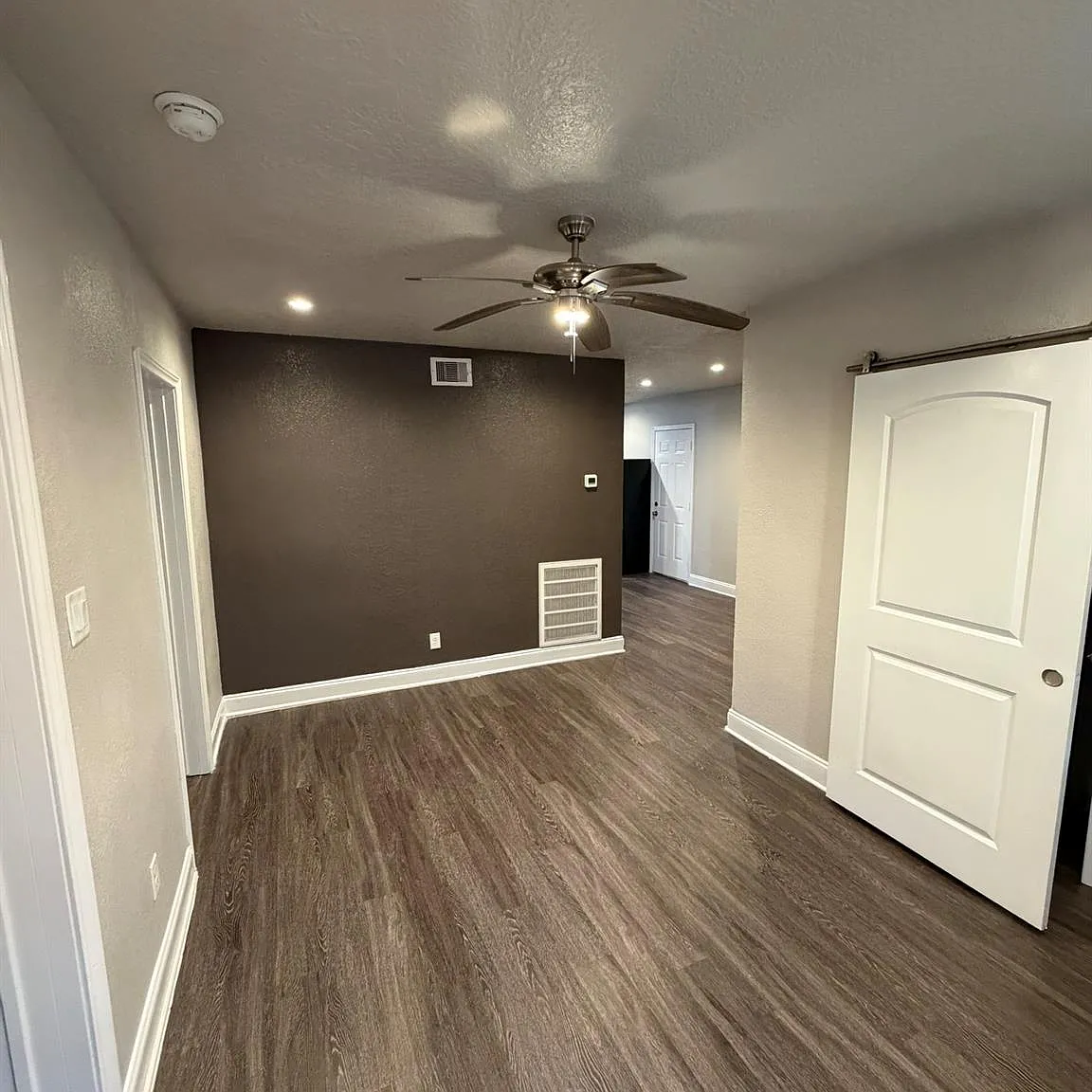 3 bed, 1.0 bath, 800 sqft, $1,399 — Photo 2