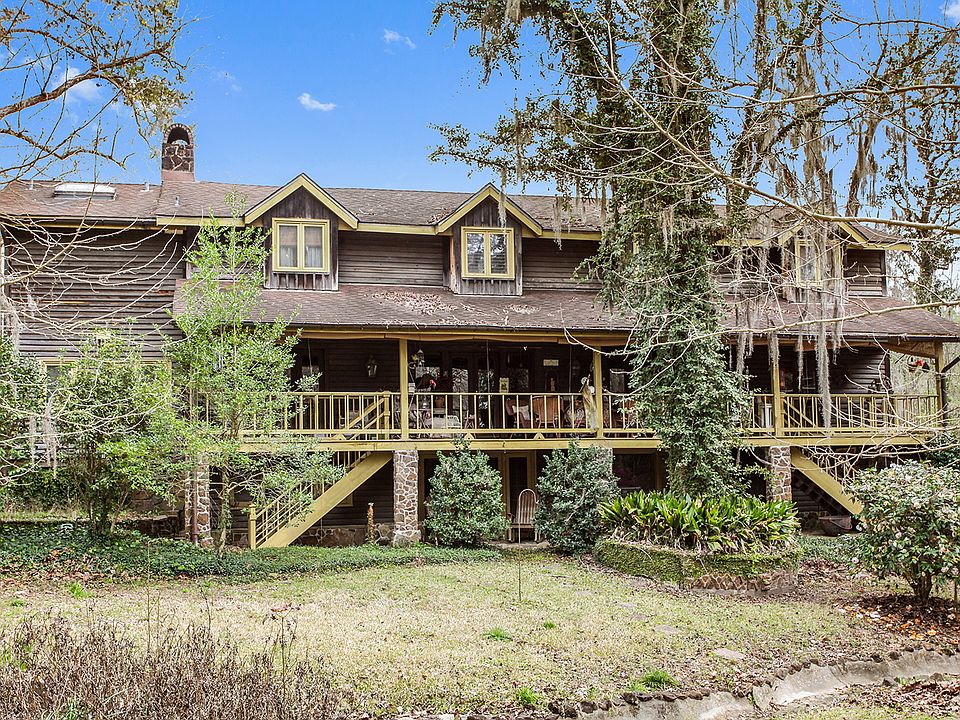 Three story log home 