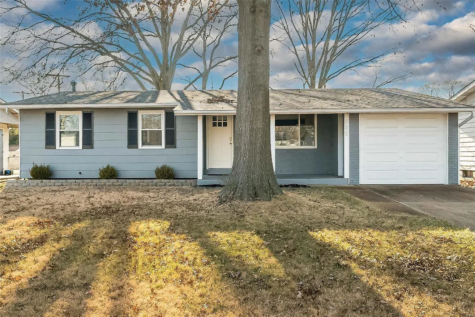 930 Kingsbrook Ln photo 1