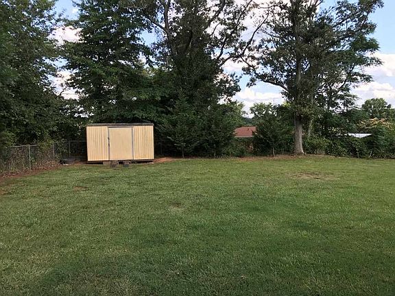 5th image of 233 Oakridge Dr