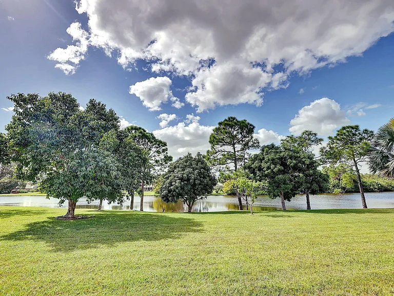 8028 Plantation Lakes Dr — Photo 45