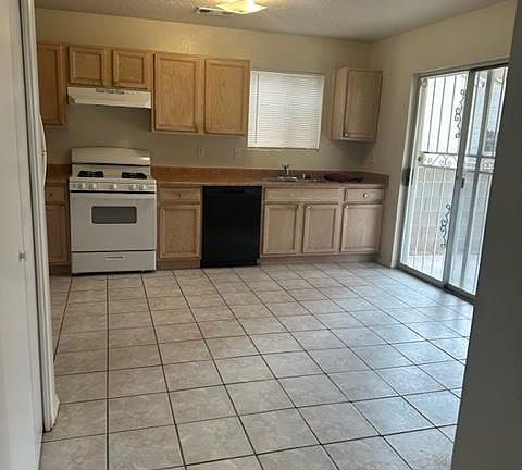 3rd image of 4219 Derry Ct NW