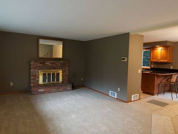 Living rm w/fireplace
