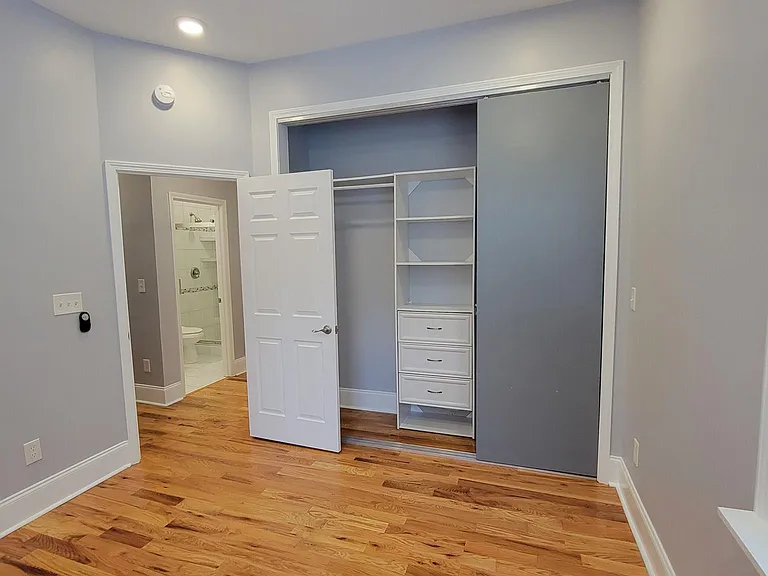 1039 Dickson Pl NE — Photo 1