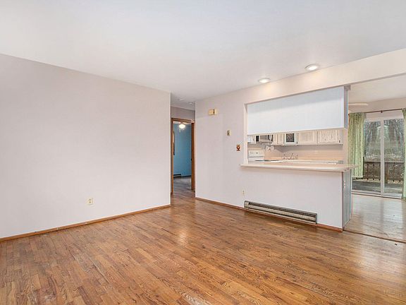3rd image of 2608 Lake Shore Dr