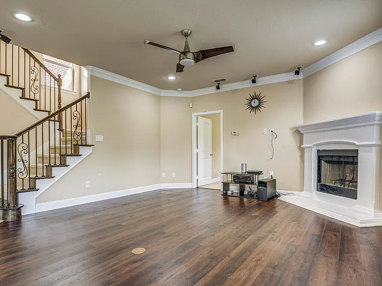 725 Rembrandt Ct — Photo 7